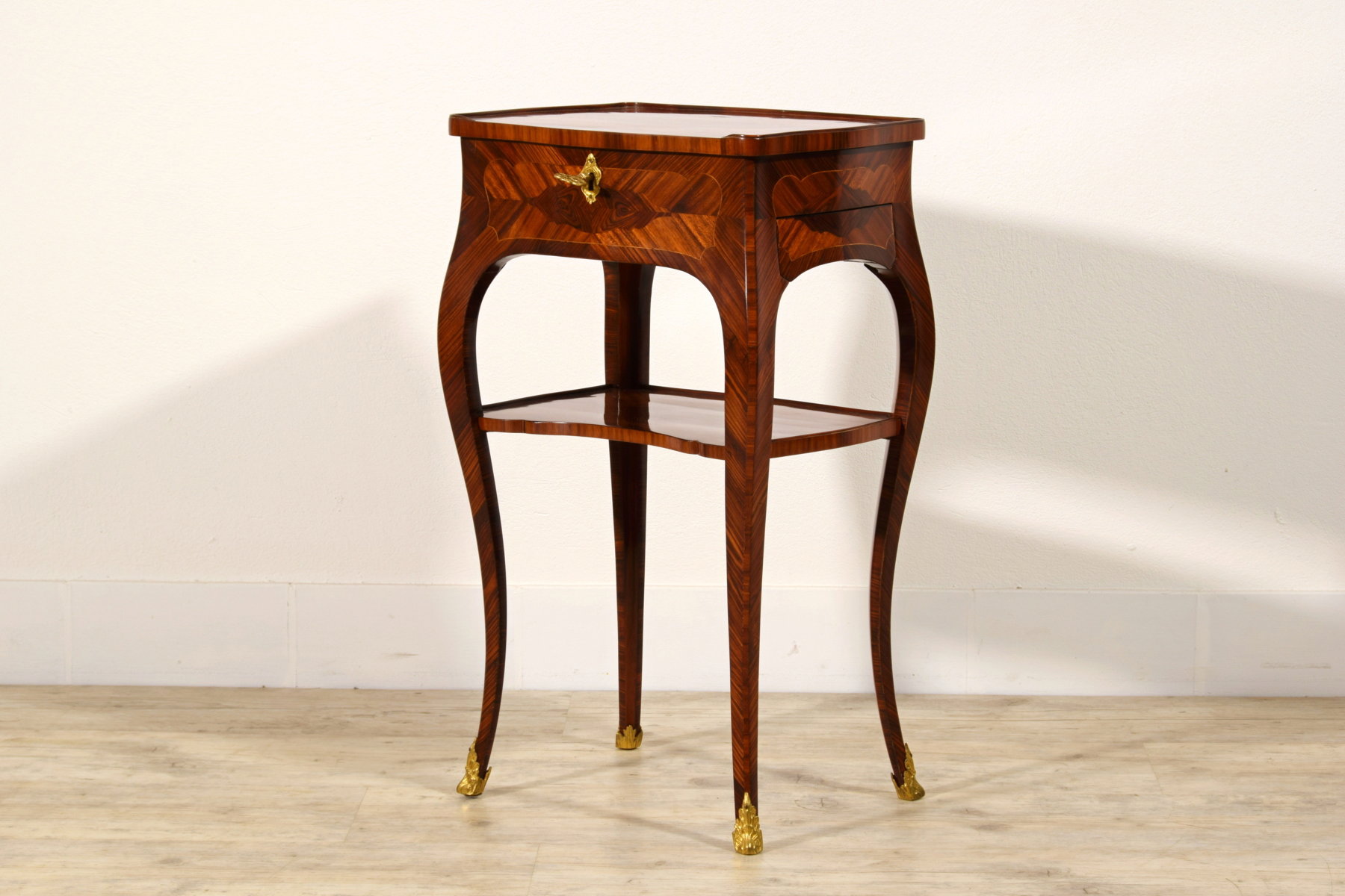 Table basse marquetée en bois de violette, France, milieu du XVIIIe siècle, époque Louis XV